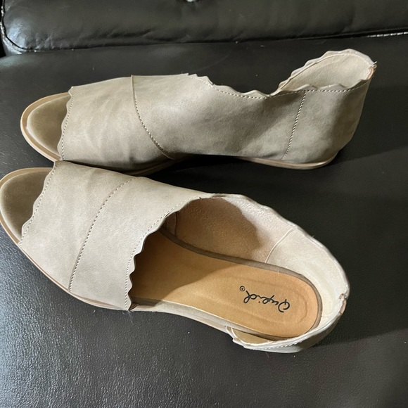 Tan flats - Picture 2 of 2